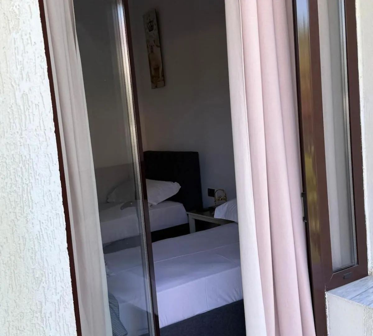 Quiet Room, close to Airport Kamez
